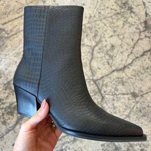 Willow boutique black alligator pointed bootie western style girlie
